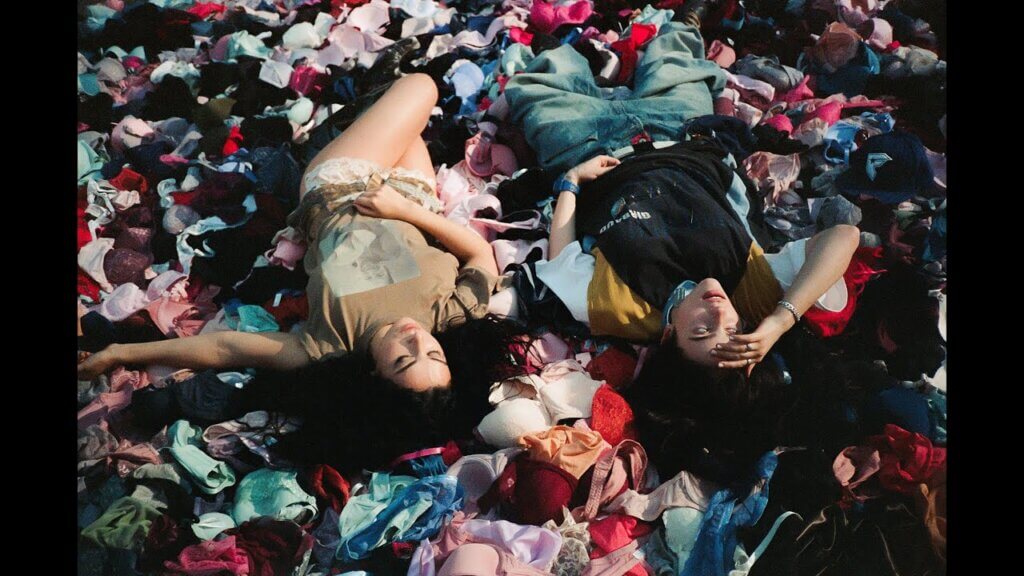 Guess featuring Billie Eilish/Charli XCX 歌詞和訳と意味